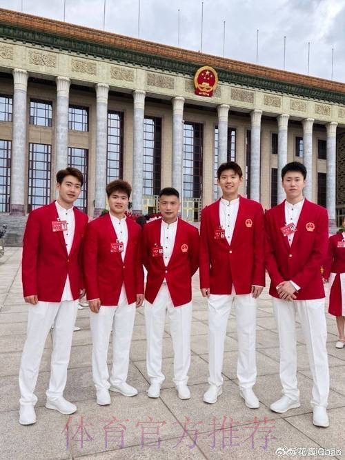 传承与祝福——中国男足与U12小球员亲切合影 传承与祝福——中国男足与U12小球员亲切合影